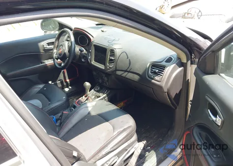 2019 Jeep Compass Trailhawk 4X4 z USA, uszkodzony, nr VIN 3C4NJDDB2KT721982